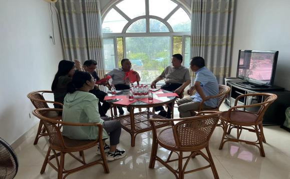 工信局吳局長(zhǎng)、備案科董科長(zhǎng)及秦皇臺(tái)陳鄉(xiāng)長(zhǎng)、應(yīng)急辦主任等一行對(duì)健達(dá)項(xiàng)目建設(shè)進(jìn)行實(shí)地考察